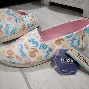 TOMS Seashell and Seahorse Print Womens Slip-On Shoes Size 7.5
